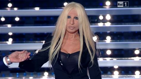 virginia raffaele imita versace sanremo|SANREMO 2016 VIRGINIA RAFFAELE E' DONATELLA .